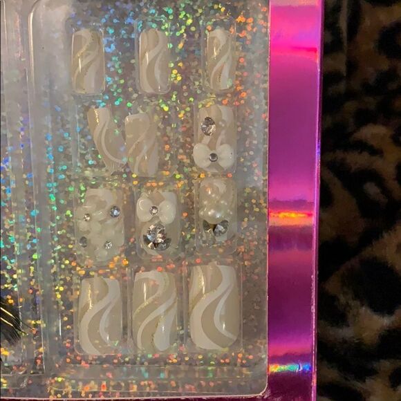 Eyelash  and nail set - Picture 3 of 4